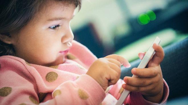 دراسة: أطفال شاشات اللمس ينامون أقل من أقرانهم دراسة: أطفال شاشات اللمس ينامون أقل من أقرانهم
