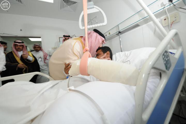 أمير عسير يقوم بزيارة المصابين من قوات عاصفة الحزم