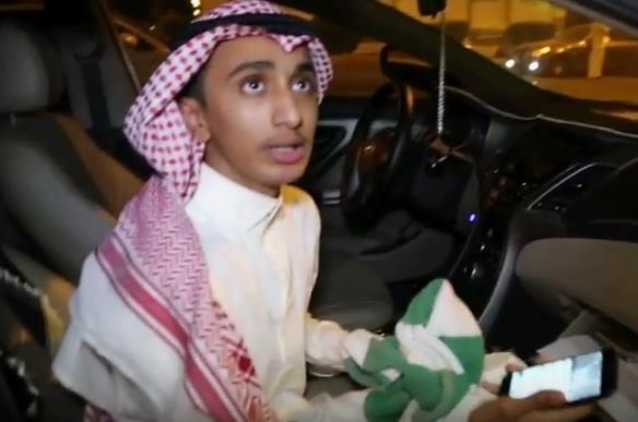 شرطة جدة تفرج عن الشاب "داهس المشجع الاتحادي" بعد التحقيق معه شرطة جدة تفرج عن الشاب "داهس المشجع الاتحادي" بعد التحقيق معه