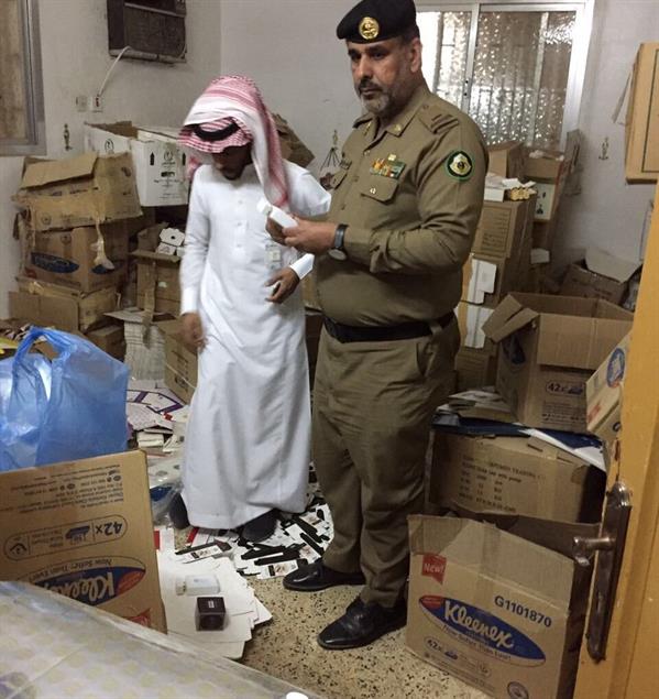 "التجارة" تضبط معملًا للعطور المغشوشة بعد بلاغ مواطن ‏بالرياض (فيديو) "التجارة" تضبط معملًا للعطور المغشوشة بعد بلاغ مواطن ‏بالرياض (فيديو)