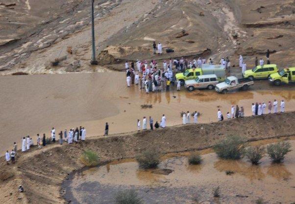 12 معلمة احتجزتهن السيول