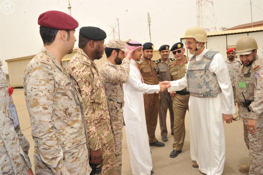أمير جازان يتفقد القطاعات العسكرية بالخوذة والسترة