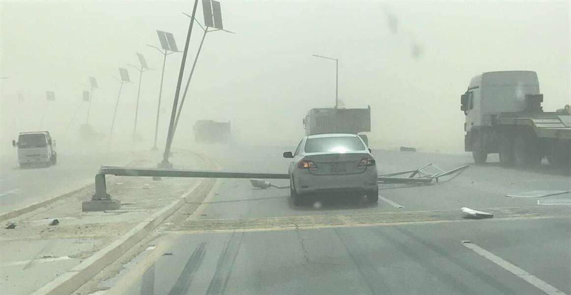 شاهد.. تهاوي أعمدة إنارة اللوحات الإرشادية على طريق سريع بالمنطقة الشرقية بسبب العواصف شاهد.. تهاوي أعمدة إنارة اللوحات الإرشادية على طريق سريع بالمنطقة الشرقية بسبب العواصف
