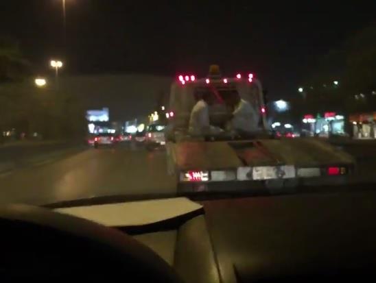 مواطن يوثق سطحة تقل أشخاص على متنها.. و المرور يتفاعل - فيديو مواطن يوثق سطحة تقل أشخاص على متنها.. و المرور يتفاعل - فيديو