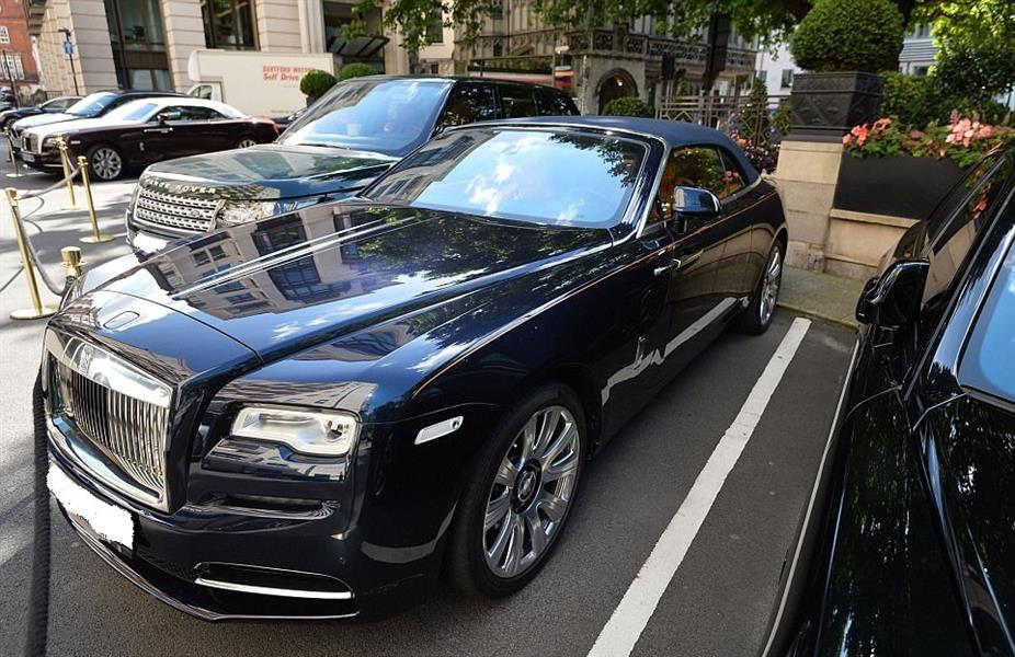 شاهد.. في ظاهرة تتكرر كل صيف.. سيارات فاخرة لأثرياء الخليج تلفت الأنظار في لندن