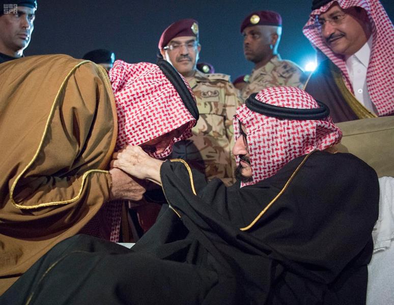 مشهد وفاء.. خادم الحرمين يُقَبل يد أخيه "الأمير بندر" عند عودته للوطن (فيديو) مشهد وفاء.. خادم الحرمين يُقَبل يد أخيه "الأمير بندر" عند عودته للوطن (فيديو)