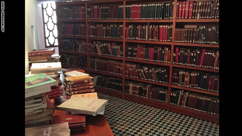 ويعود تأسيس تلك المكتبة إلى العام 859، لتكون بذلك أقدم مكتبة في العالم، حيث توجد متاهات من الغرف التي اعتكف فيها الطلاب والعلم ويعود تأسيس تلك المكتبة إلى العام 859، لتكون بذلك أقدم مكتبة في العالم، حيث توجد متاهات من الغرف التي اعتكف فيها الطلاب والعلم