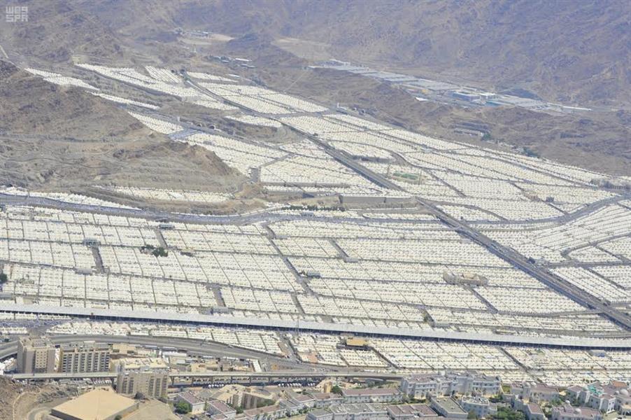 بالفيديو والصور.. لقطات جوية مذهلة ترصد رحلة ضيوف الرحمن من سماء "منى"