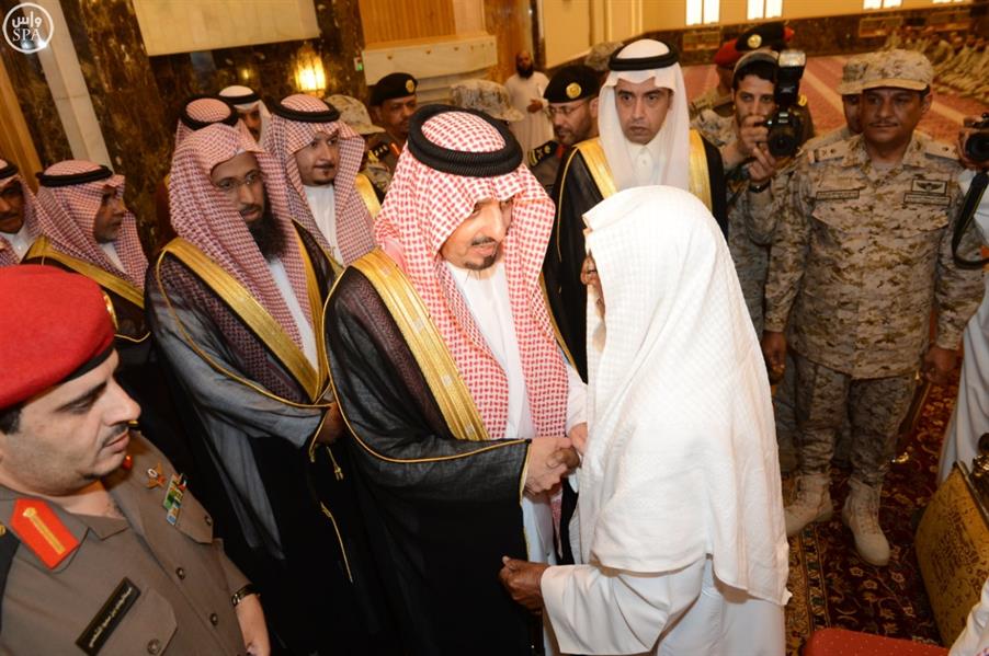 بالصور.. أمير عسير يؤدي صلاة الجنازة على اللواء الشهراني وينقل تعازي القيادة لذويه