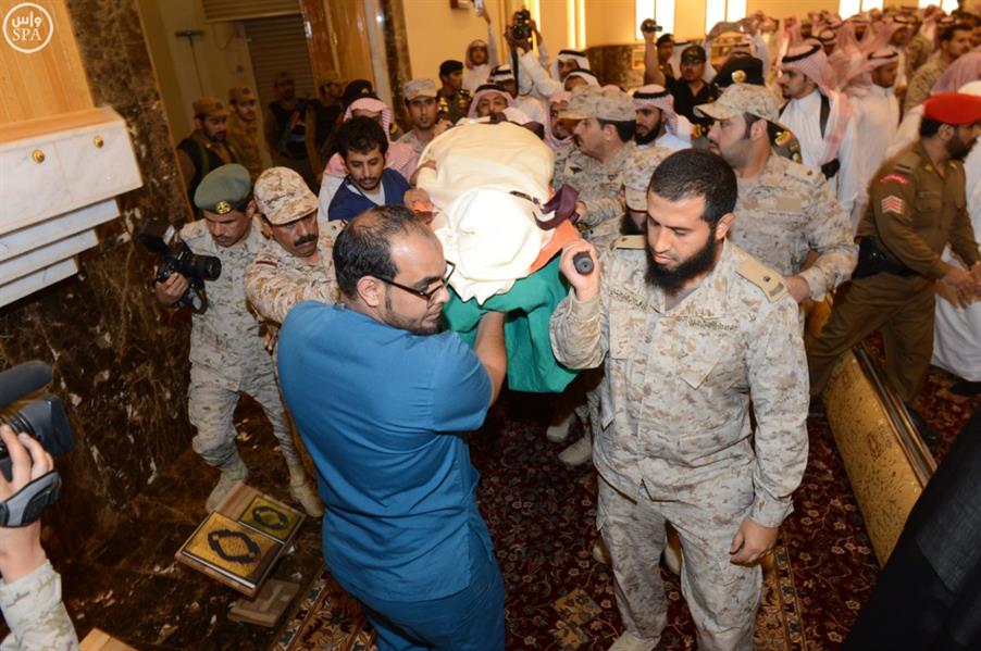 بالصور.. أمير عسير يؤدي صلاة الجنازة على اللواء الشهراني وينقل تعازي القيادة لذويه