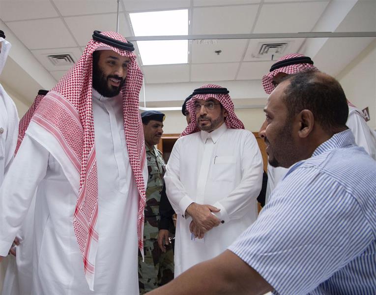  ولي العهد يزور رجال الأمن المصابين