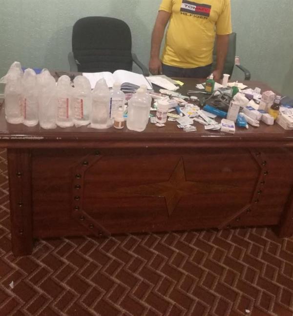القبض على فني كهرباء باكستاني يمارس مهنة الطب