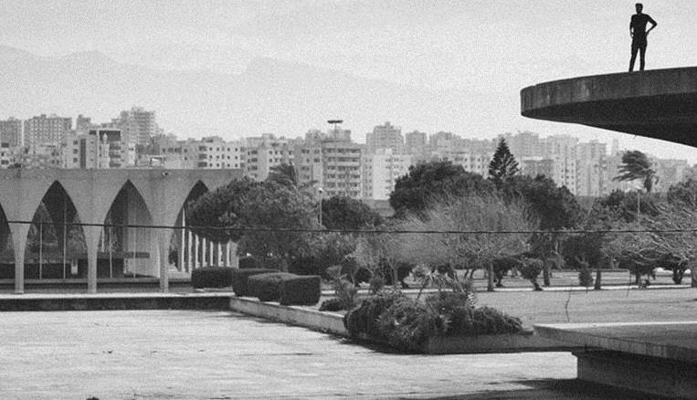 لكن، توقّفت أعمال البناء مع بداية الحرب الأهلية في العام 1975. لكن، توقّفت أعمال البناء مع بداية الحرب الأهلية في العام 1975.
