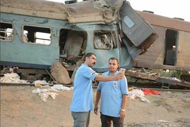 بالصورة.. مسعفان مصريان يلتقطان "سيلفي" بجوار حادث قطاري الإسكندرية بالصورة.. مسعفان مصريان يلتقطان "سيلفي" بجوار حادث قطاري الإسكندرية