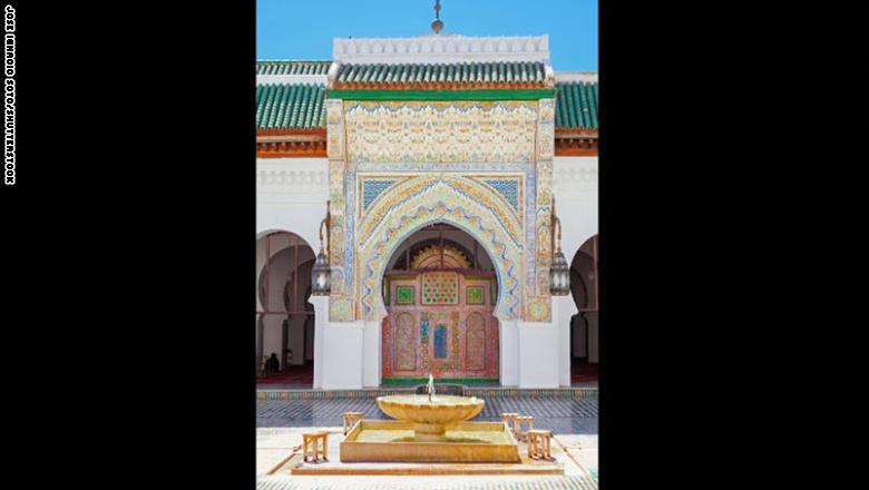 ولا تعتبر شعوني المرأة الأولى التي لديها الفضل على هذه المكتبة، إذ أسست المكتبة ابنة تاجر تونسي ثري تدعى فاطمة الفهيري. ويعود ولا تعتبر شعوني المرأة الأولى التي لديها الفضل على هذه المكتبة، إذ أسست المكتبة ابنة تاجر تونسي ثري تدعى فاطمة الفهيري. ويعود