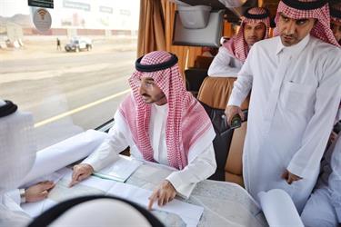بالصور.. نائب أمير مكة يدعو مواطنين لمرافقته في "حافلة" لبحث مطالبهم بالصور.. نائب أمير مكة يدعو مواطنين لمرافقته في "حافلة" لبحث مطالبهم