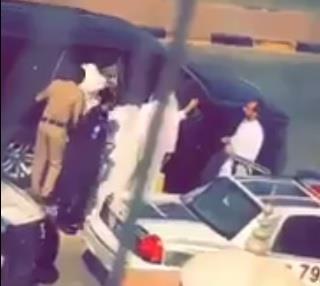 شاب يقتل صديق والده ويرميه أمام مستشفى بالكويت.. وفيديو يكشف لحظة القبض عليه شاب يقتل صديق والده ويرميه أمام مستشفى بالكويت.. وفيديو يكشف لحظة القبض عليه
