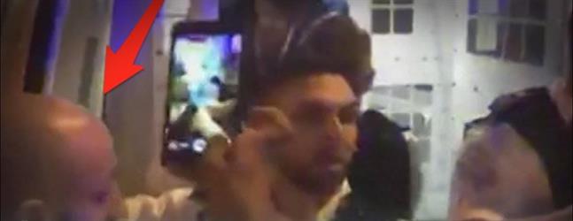 شاهد كيف حمى إمام مسجد بريطاني مرتكب حادث دهس المصلين.. ووسائل إعلام تصفه بالبطل شاهد كيف حمى إمام مسجد بريطاني مرتكب حادث دهس المصلين.. ووسائل إعلام تصفه بالبطل