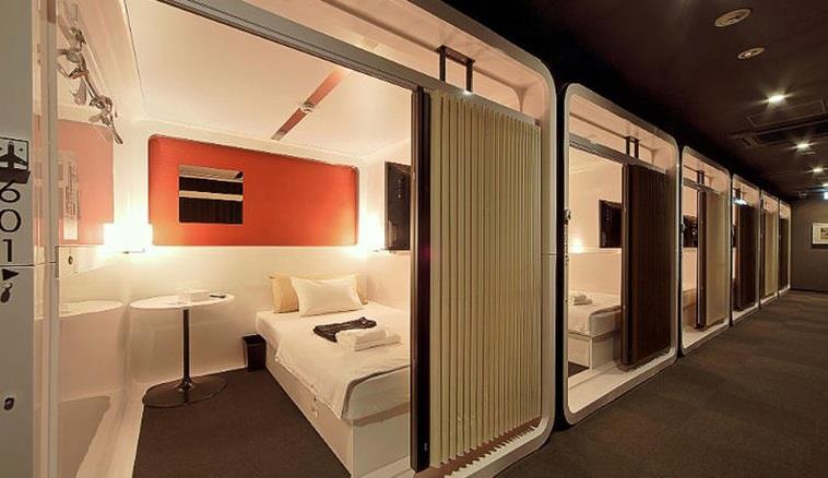 كطريقة لإعادة ابتكار تجربة فنادق "الكبسولة"، ابتكرت سلسلة فنادق " First Cabin Tsukji" هذه الغرف التي شبهتها بمقصورات كطريقة لإعادة ابتكار تجربة فنادق "الكبسولة"، ابتكرت سلسلة فنادق " First Cabin Tsukji" هذه الغرف التي شبهتها بمقصورات