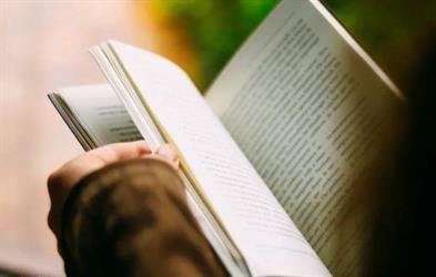 الحكم على شاب بـ20 ساعة قراءة بسبب مخالفة مرورية الحكم على شاب بـ20 ساعة قراءة بسبب مخالفة مرورية