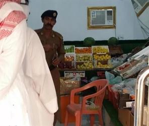 "شرطة المجاردة" تقبض على عامل وُجد معه كيس مملوء بالبول داخل محل خضروات "شرطة المجاردة" تقبض على عامل وُجد معه كيس مملوء بالبول داخل محل خضروات