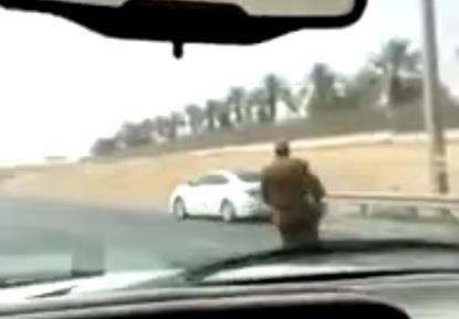 بالفيديو.. قائد سيارة "لكزس" يهرب من كمين لأمن الطرق على طريق صلبوخ بالرياض بالفيديو.. قائد سيارة "لكزس" يهرب من كمين لأمن الطرق على طريق صلبوخ بالرياض