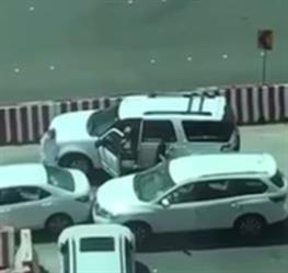مهارة فتاة في القيادة تنقذ سائقها الخاص من موقف محرج (فيديو) مهارة فتاة في القيادة تنقذ سائقها الخاص من موقف محرج (فيديو)