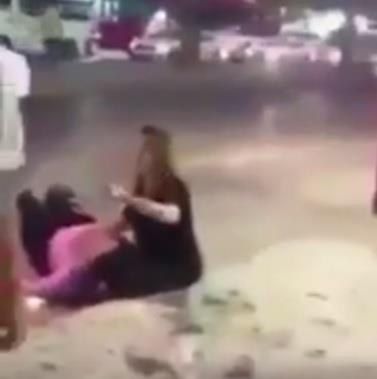 شاهد.. فتاة تفقد الوعي في الشارع بعد اعتداء شاب عليها في الكويت.. ومصدر أمني يكشف تفاصيل الواقعة شاهد.. فتاة تفقد الوعي في الشارع بعد اعتداء شاب عليها في الكويت.. ومصدر أمني يكشف تفاصيل الواقعة