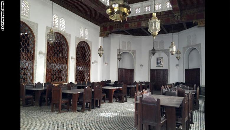 ونظراً لتجمّع الأمطار على مرور السنوات في المبنى، وجدت شعوني نهراً جارياً تحت المكتبة، حيث صممت نظام قنوات تحت الأرض لتصريفه و ونظراً لتجمّع الأمطار على مرور السنوات في المبنى، وجدت شعوني نهراً جارياً تحت المكتبة، حيث صممت نظام قنوات تحت الأرض لتصريفه و