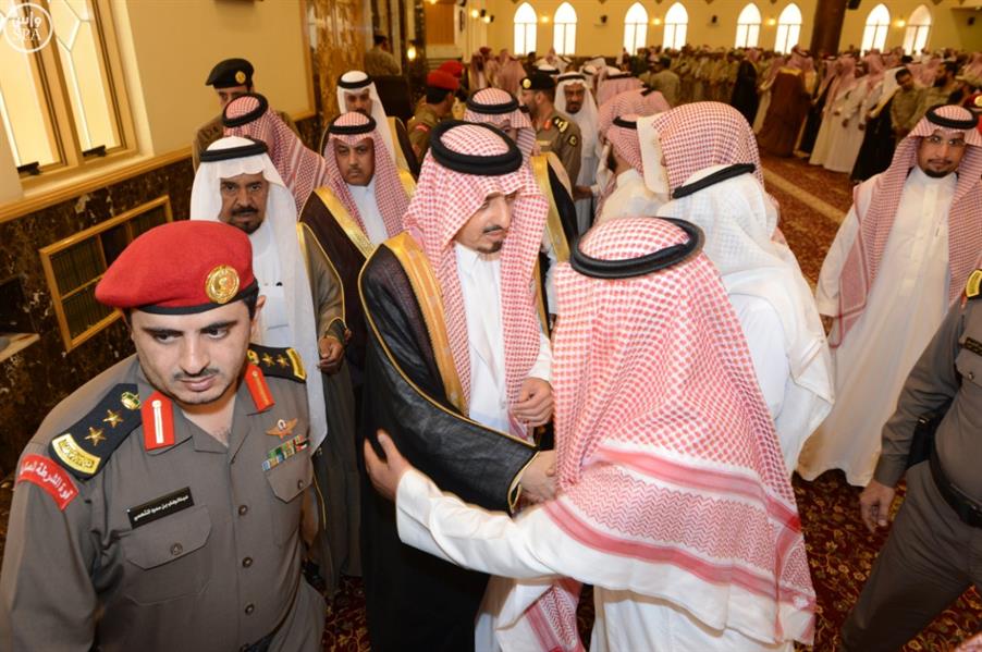 بالصور.. أمير عسير يؤدي صلاة الجنازة على اللواء الشهراني وينقل تعازي القيادة لذويه