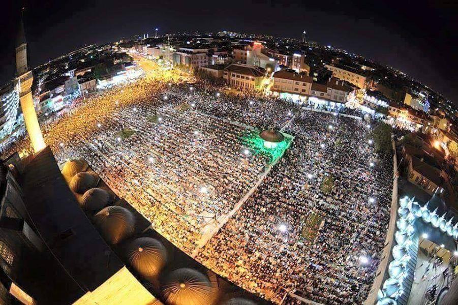 آلاف الأتراك يؤدون صلاتي التراويح والعشاء في أحد المساجد بمدينة قونيا آلاف الأتراك يؤدون صلاتي التراويح والعشاء في أحد المساجد بمدينة قونيا