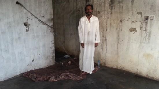 بالصور شاب بينبع يعيش مقيداً