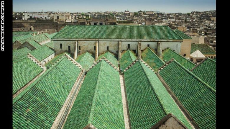 وتقول عزيزة شعّوني، وهي مهندسة معمارية من سكان فاس الأصليين التي أشرفت على إعادة ترميم المكتبة: "لطالما عرفنا مكان المكتبة، لك وتقول عزيزة شعّوني، وهي مهندسة معمارية من سكان فاس الأصليين التي أشرفت على إعادة ترميم المكتبة: "لطالما عرفنا مكان المكتبة، لك