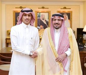 أمير القصيم يكرم شابًا أنقذ طفلا من الموت في أحد المولات ببريدة - فيديو أمير القصيم يكرم شابًا أنقذ طفلا من الموت في أحد المولات ببريدة - فيديو