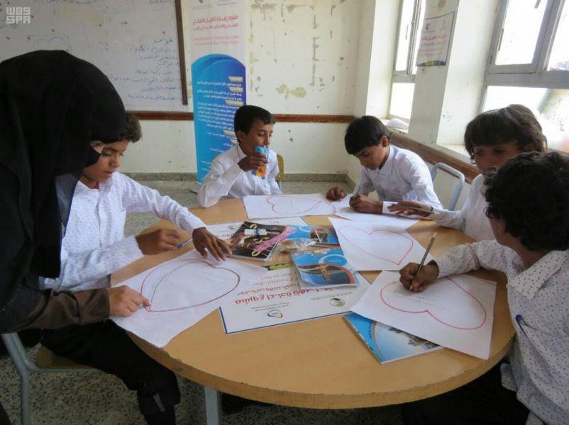 شاهد.. "الملك سلمان للإغاثة" يعيد 40 طفلاً لمقاعد الدراسة بعد أن جنّدهم الحوثي لحمل السلاح