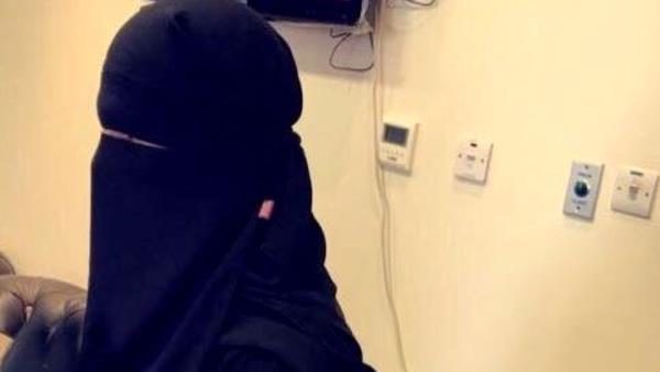 بالفيديو.. رجل يتنكر بزي امرأة يتسول انظروا ما فعلوا به عندما تأكدوا انه رجل