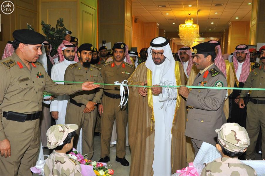 بالصور.. أمير حائل يُدشن الزي