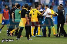 بالفيديو:لاعب سباهان يحاول الاعتداء على (سامي) بالفيديو:لاعب سباهان يحاول الاعتداء على (سامي)