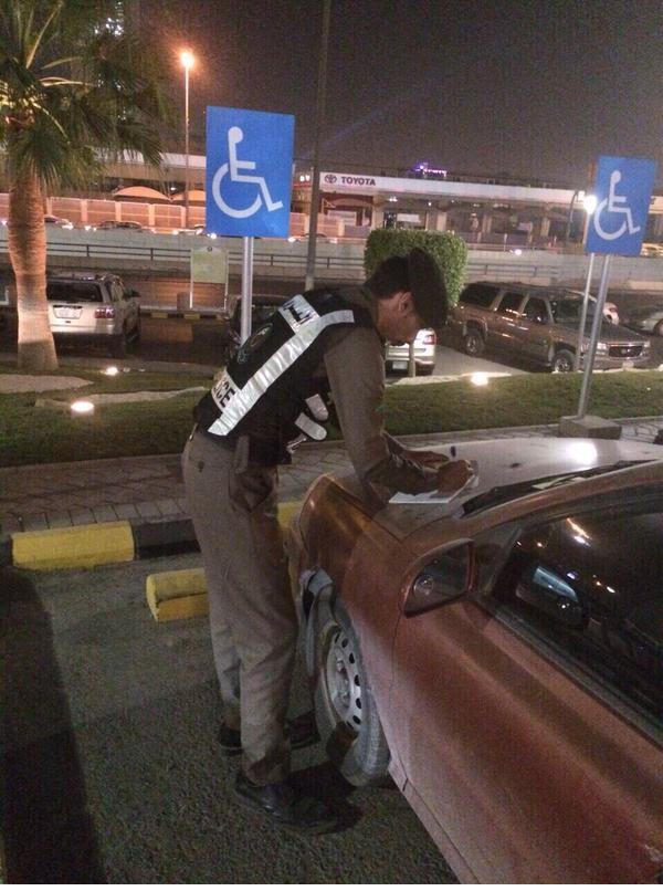 بالصور رجال المرور يتفاعلون مع