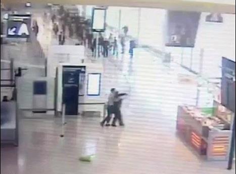 شاهد.. لحظة هجوم "بلقاسم" على شرطية بمطار أورلي الفرنسي ومقتله شاهد.. لحظة هجوم "بلقاسم" على شرطية بمطار أورلي الفرنسي ومقتله