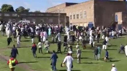 سيارة تدهس تجمعاً لمسلمين يحتفلون بعيد الفطر في نيوكاسل ببريطانيا (فيديو) سيارة تدهس تجمعاً لمسلمين يحتفلون بعيد الفطر في نيوكاسل ببريطانيا (فيديو)