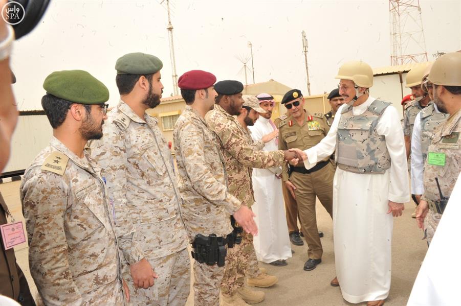 أمير جازان يتفقد القطاعات العسكرية بالخوذة والسترة