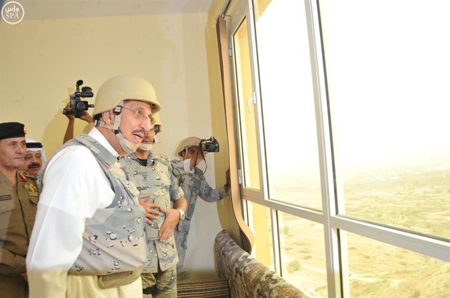 أمير جازان يتفقد القطاعات العسكرية بالخوذة والسترة