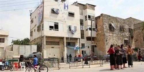مستوطنون يهاجمون قرية فلسطينية ويحرقون سيارتين مستوطنون يهاجمون قرية فلسطينية ويحرقون سيارتين