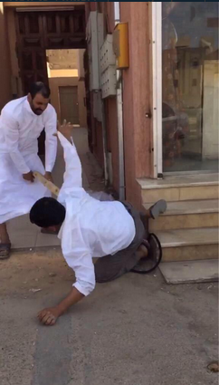 بالفيديو والصور.. مواطن يضرب عاملاً  بقسوة.. ومغردون يطالبون بالقبض عليه ومحاسبته