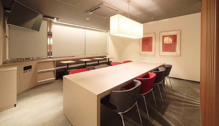 وتتبع سلسلة "First Cabin" خمسة فنادق في طوكيو وثلاثة فنادق منتشرة بين مدينة كيوتو وأوساكا وفوكوكا. وتتبع سلسلة "First Cabin" خمسة فنادق في طوكيو وثلاثة فنادق منتشرة بين مدينة كيوتو وأوساكا وفوكوكا.
