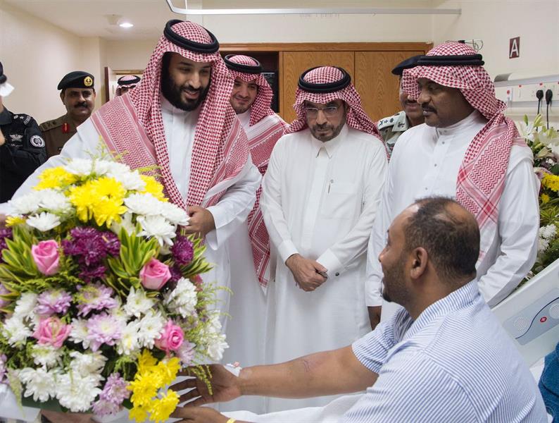  ولي العهد يزور رجال الأمن المصابين