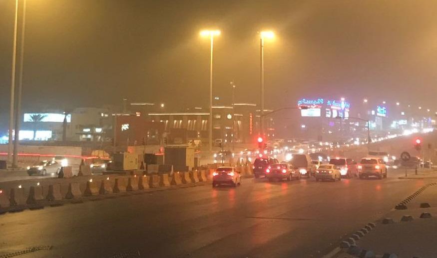 "الأرصاد" تحذر من أتربة مثارة تتسبب في انعدام الرؤية في بعض مدن الرياض والشرقية "الأرصاد" تحذر من أتربة مثارة تتسبب في انعدام الرؤية في بعض مدن الرياض والشرقية