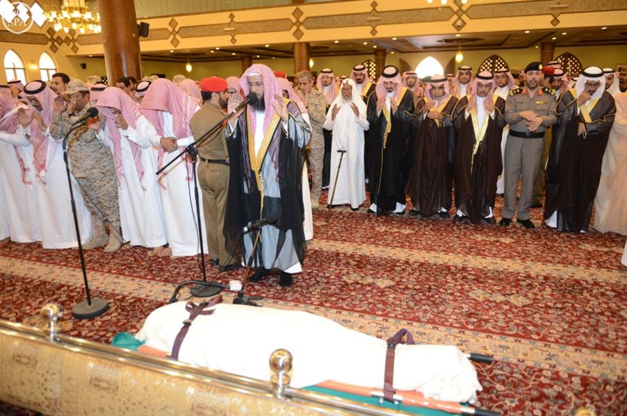 بالصور.. أمير عسير يؤدي صلاة الجنازة على اللواء الشهراني وينقل تعازي القيادة لذويه