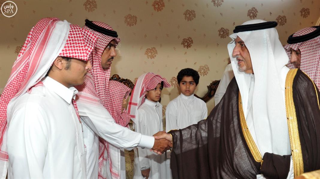 سمو أمير منطقة مكة ينقل تعازي خادم الحرمين الشريفين لأسرة الشهيد المالكي